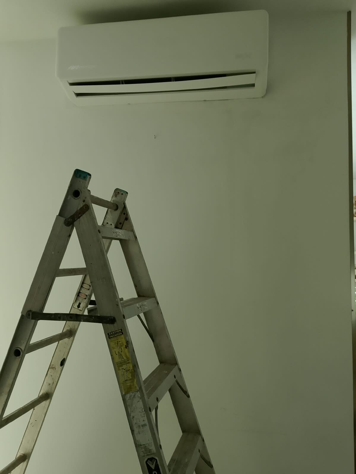 Unidad interior mini split con escalera