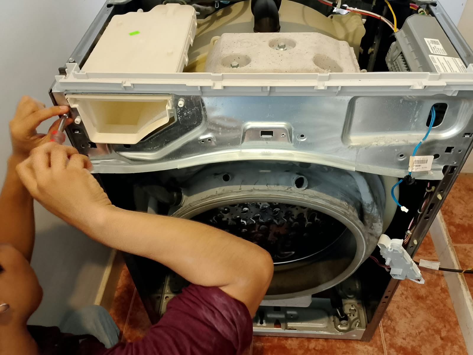 Trabajo técnico en el interior de una lavadora